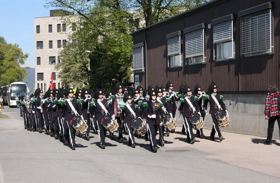 GIKK FRA LEGEVAKTA: Drilltroppen gikk fra legevakta og opp til hovedinngangen.