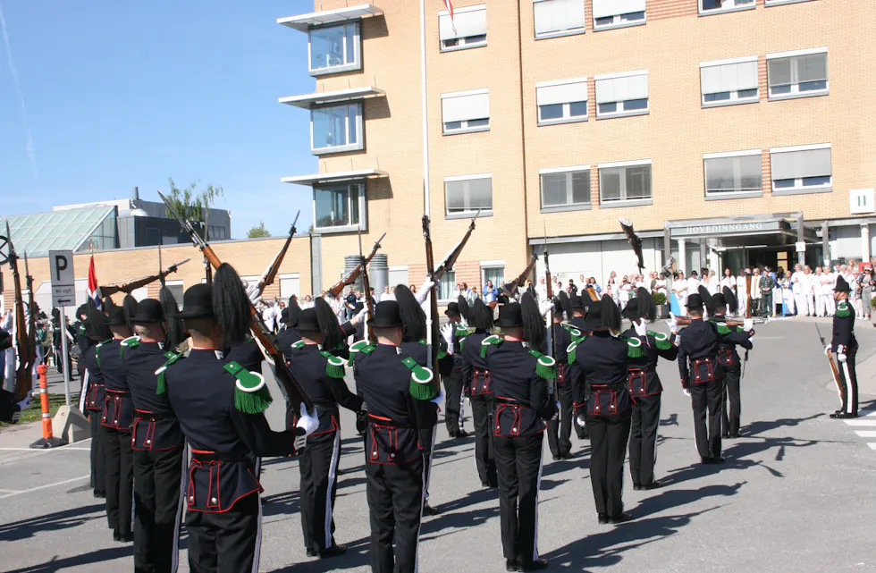 GISP FRA PUBLIKUM: Kast av riflene bakover vekker alltid oppmerksomhet blant publikum. Aker sykehus-publikumet var intet unntak.