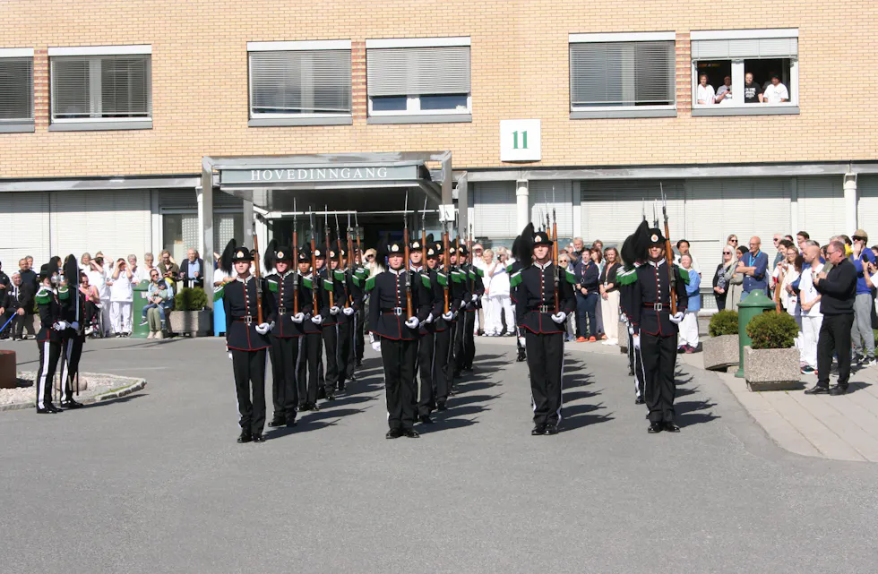 IMPONERTE PUBLIKUM: HMK Garde gjør siste finpuss før årets opptreden på 17. mai, og imponerte et stort publikum ute i solskinnet.