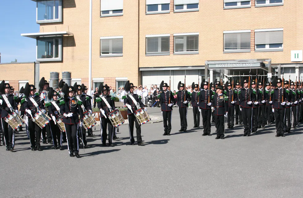 STORSTILT: Det ble en spesiell dag på jobb og sykehus for ansatte og besøkende denne dagen, med både korps- og drilltropp på besøk.