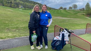 GLADE FOR SESONGSTART: Daglig leder Gitte Enerly Selstad (t.v.) og shop-ansvarlig Marte Bråteng er glade for at sesongen er i gang, og forteller at alle er velkommen til golfklubben i Groruddalen.