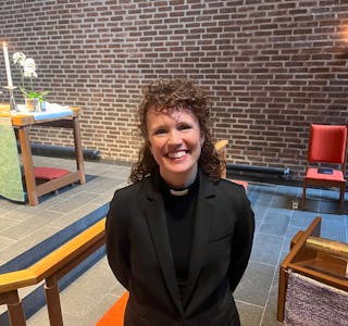 Elise Gillebo Skredsvig har vært engasjert i menigheten siden 2019. Hun har bakgrunn som profesjonell sanger, og er blitt Sokneprest.