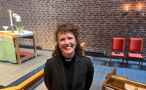 Elise Gillebo Skredsvig har vært engasjert i menigheten siden 2019. Hun har bakgrunn som profesjonell sanger og er nå blitt sokneprest.
