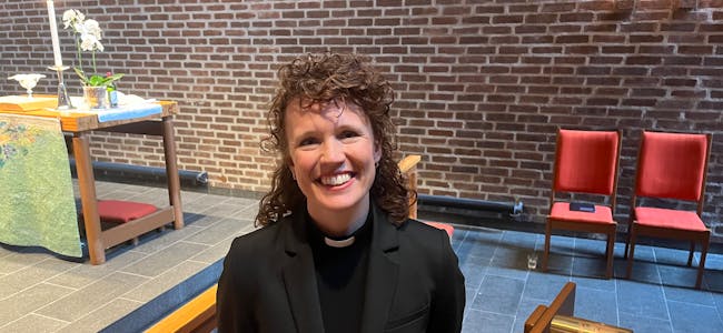 Elise Gillebo Skredsvig har vært engasjert i menigheten siden 2019. Hun har bakgrunn som profesjonell sanger og er nå blitt sokneprest.