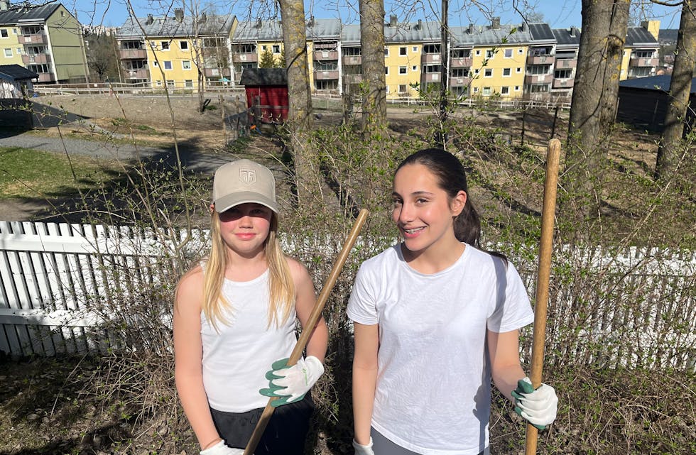 Sofie og Line var de yngste bidragsyterne som stilte opp på dugnaden. Sammen har de et håp om at hestene etter hvert vil returnere til gården.