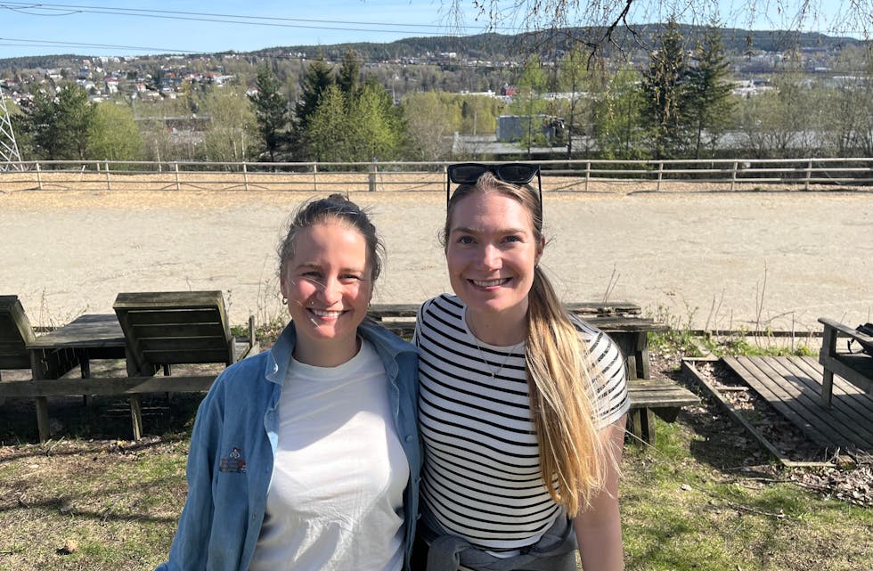 Helle og Trine ble kjent gjennom ridningen og har mange gode barne- og ungdomsminner fra gården.