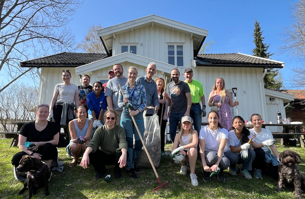 BLÅ HIMMEL OG DUGNAD: Flere av deltakerne på dugnaden står sammen foran hovedhuset. Som en av de første skikkelige sommerdagene i år ble dugnaden på Nordtvet gård en trivelig og vellykket begivenhet.