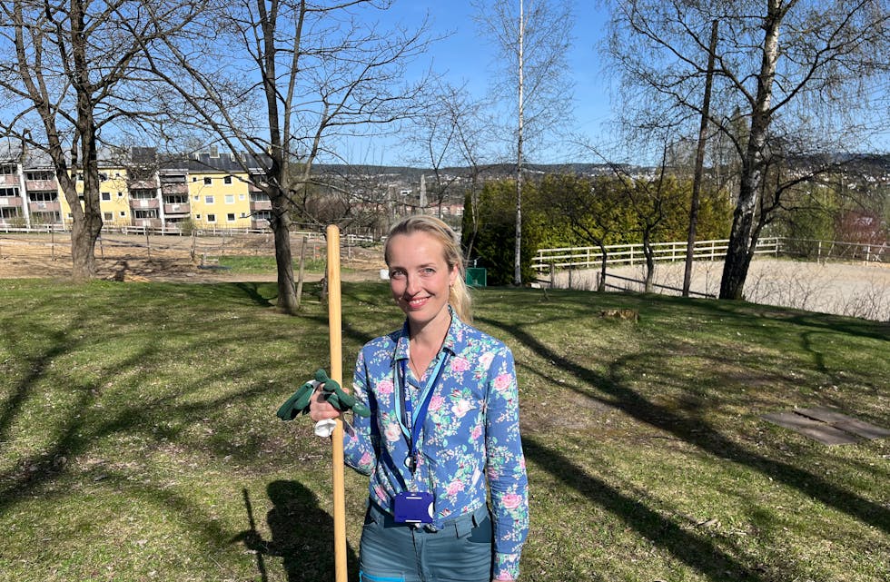Oxana Gundersen, Nærmiljøkonsulent i Bydel Grorud. Her på dugnad på gården tidligere i vår.