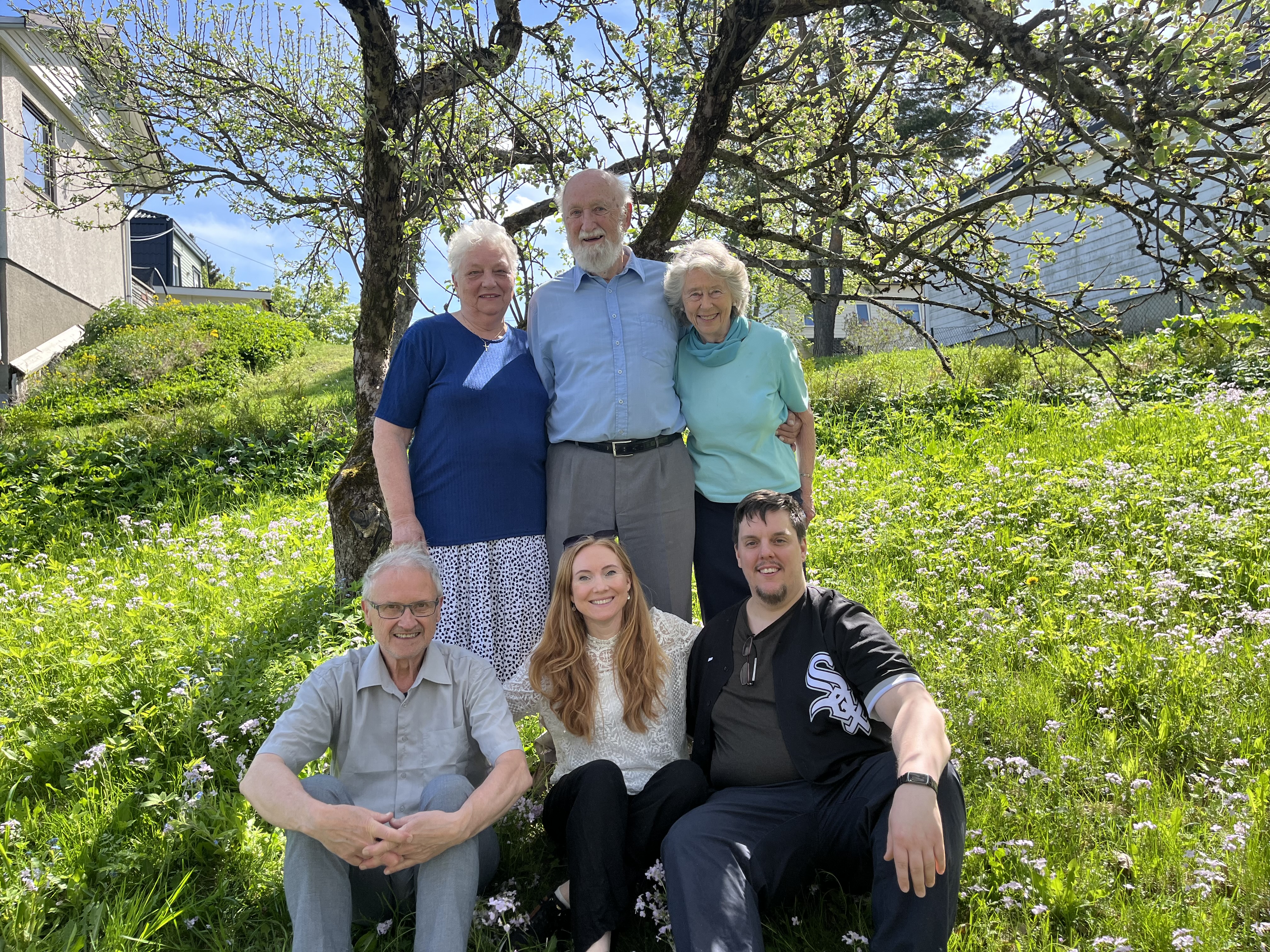 Liv Gystad (b.f.v), Frode Birkeland, Liv Birkeland, Hans Arne Akerø, Ellen Omdal Milsom og Rolf Tommy Næss her samlet i Birkeland-parets livlige hage på Linderud under øvelse. De gleder seg alle til å avholde forestillingen «farger i mai»  27. mai i Østre Aker menighetshus.