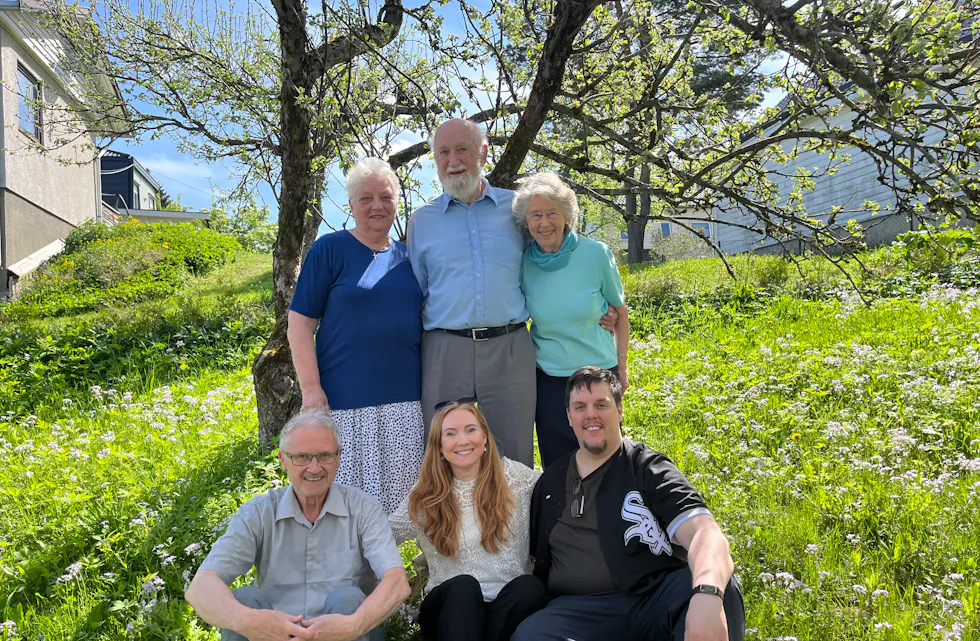 Liv Gystad (b.f.v), Frode Birkeland, Liv Birkeland, Hans Arne Akerø, Ellen Omdal Milsom og Rolf Tommy Næss her samlet i Birkeland-parets livlige hage på Linderud under øvelse. De gleder seg alle til å avholde forestillingen «farger i mai» 27. mai i Østre Aker menighetshus.