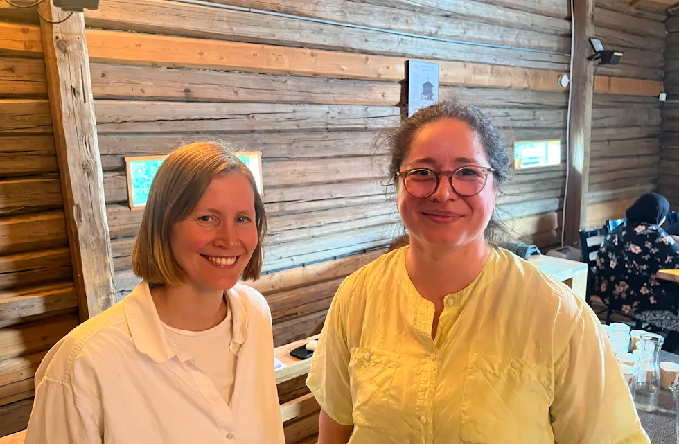Pia Haukeli (f.v) og Lisa Barahona fra arkitekthuset Lala Tøyen skal være med på å kartlegge Nordtvet gårds fremtid.