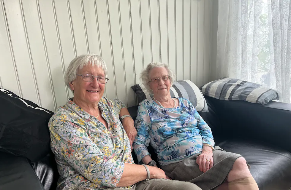 HVERDAGSHELTEN: Her sitter Mabel Emily Amundsen sammen med Astrid Egeland (til venstre). Astrid ble kåret til Årets hverdagshelt av avisen i 2022 for hennes innsats med å plukke søppel i nærområdet på Kalbakken.