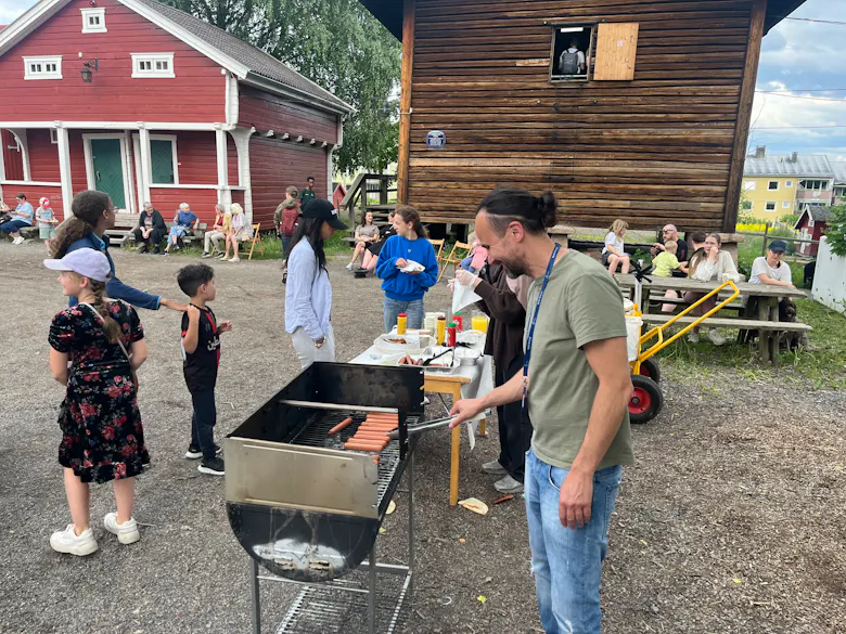 Mikael Oguz, seksjonsleder for nærmiljø i Bydel Grorud var grillsjef.