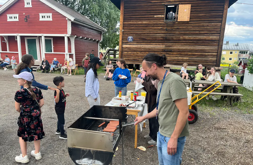 Mikael Oguz, seksjonsleder for nærmiljø i Bydel Grorud var grillsjef.