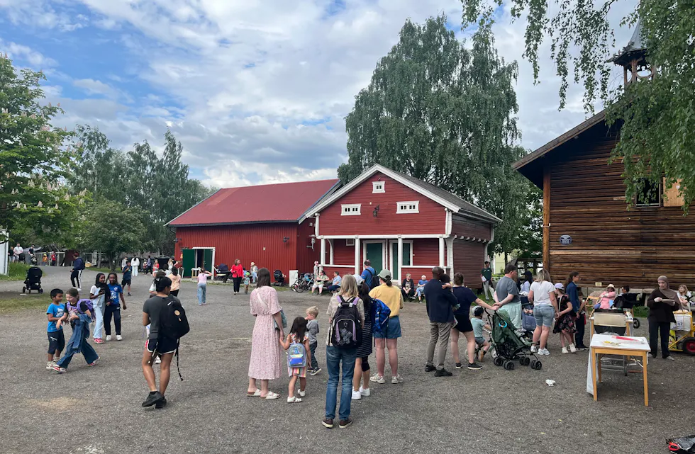 Det var mellom 140 og 160 mennesker innom gården denne dagen.