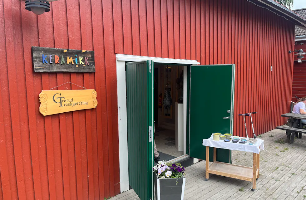 May-Britt Berg Johansen og Hege Marie Horvei låner et av lokalene på gården til å lage og selge keramikk-gjenstander.