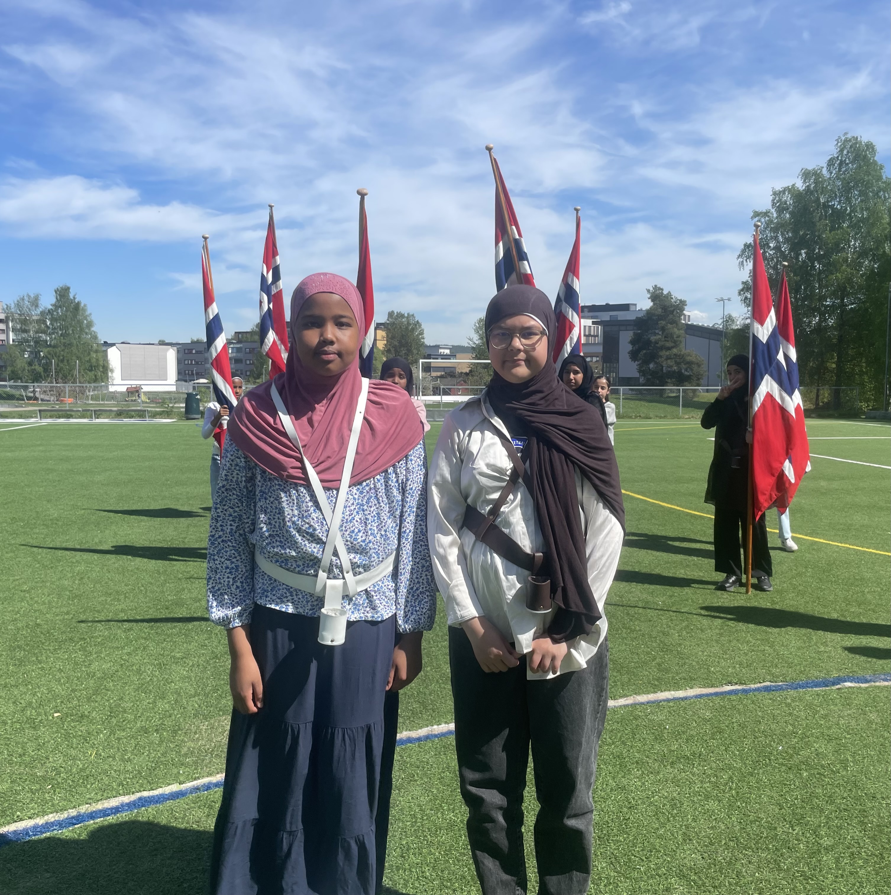 Elevrådslederne på Furuset Skole: Aisha Hodan Mubarak Musse og Asmaa Salih skal begge holde hver sin tale på 17. mai (Foto: Nikolai Hjetland)