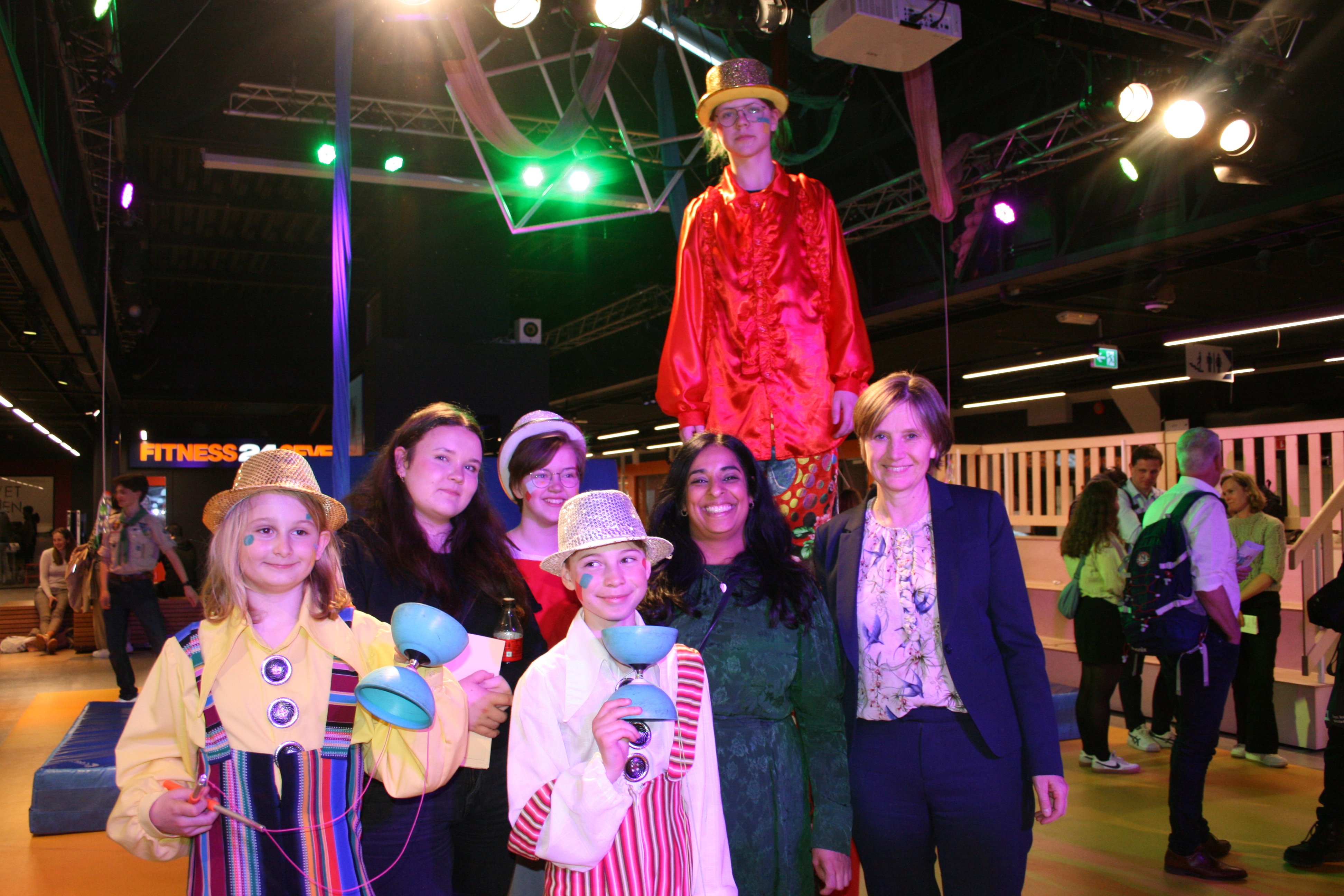 MER AV DETTE: Barn og unge må få muligheten til å delta på akkurat de aktivitetene de vil. Nysirkus er populært på Bjerke, fikk Lubna Jaffrey (Ap, nr. 5 f.v.) og Kjersti Toppe (Sp, nr. 6 f.v.) erfare.