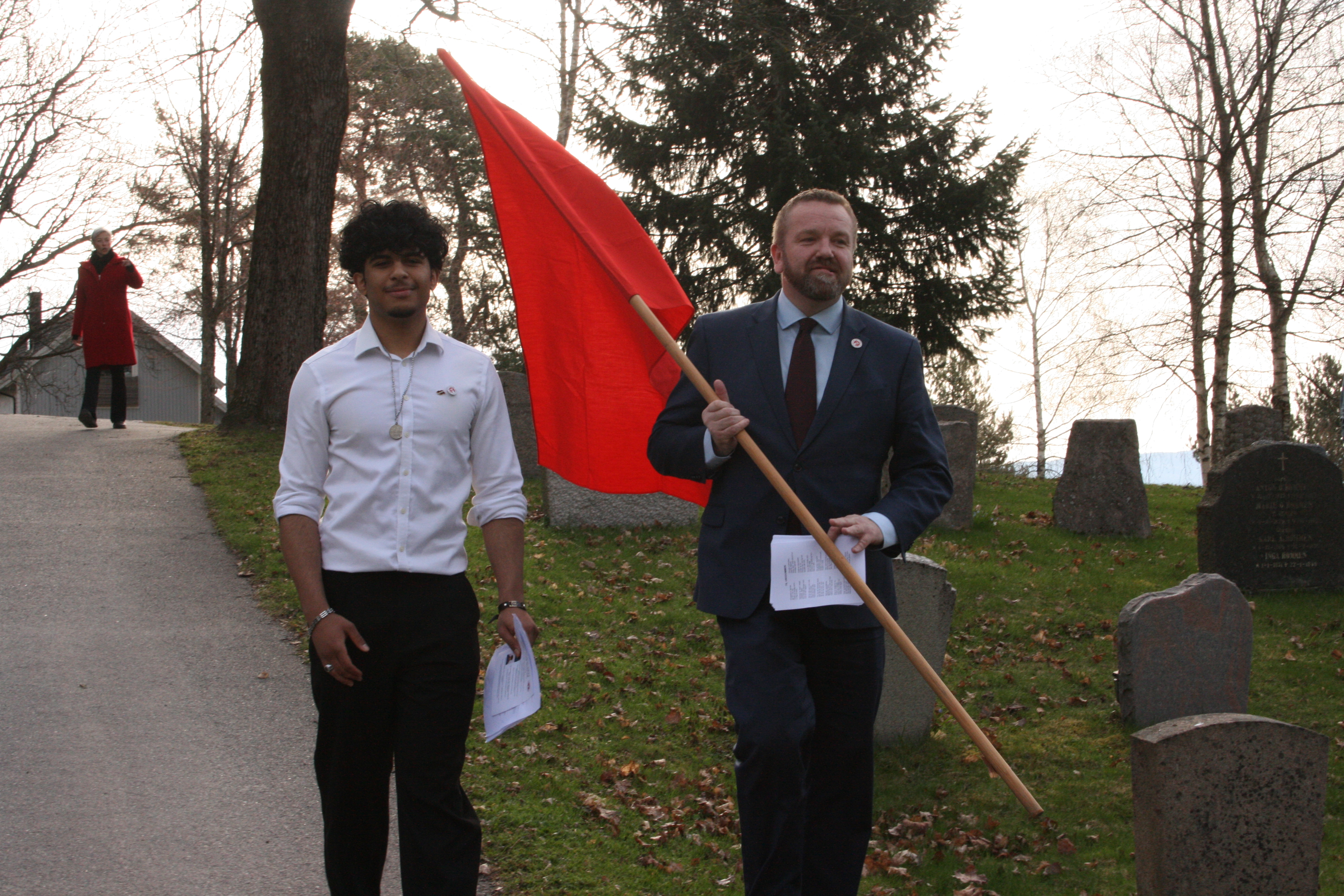 FESTDAG: Mohammed Sadiq Al-Amri (t.v.) og Anders Røberg-Larsen ankommer pent kledd og med flagg.