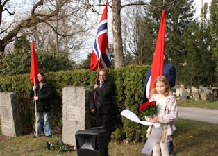 FLAGGDAG: Flaggborden med norske flagg på plass ved graven til Trygve Lie.
