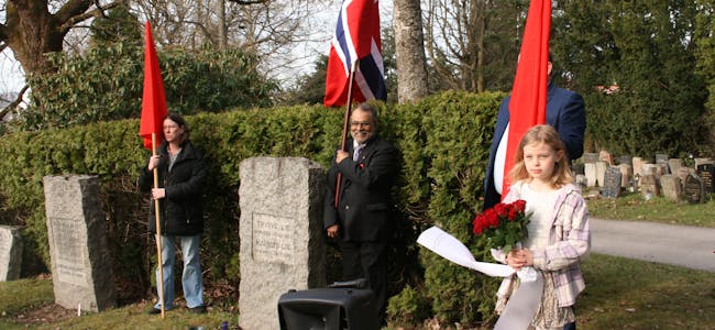 FLAGGDAG: Flaggborden med norske flagg på plass ved graven til Trygve Lie.