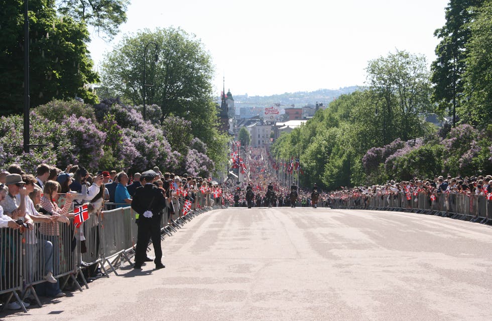 HER KOMMER DE: Barnetoget besto i år av 119 skoler, som alltid ledet an av ridende politi, 17. mai-komiteen og byens politiske ledelse.