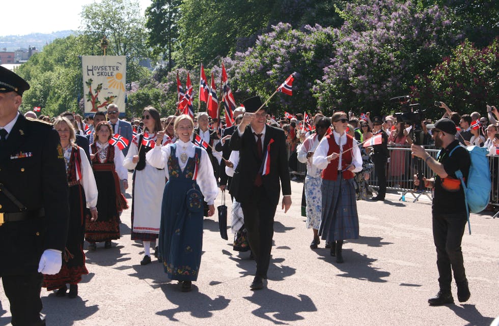 STRÅLTE I SOLSKINNET: 17. mai-komiteens leder Bjørn Revil (Frp) kunne knapt fått en bedre nasjonaldag da han for første gang ledet arbeidet med å planlegge kommunens offisielle 17. mai-feiring.