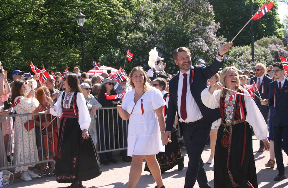 JUBLET MED HELE OSLO: Varaordfører Julianne Ofstad (Frp, f.v.), byrådsleder Eirik Lae Solberg (H) og ordfører Anne Lindboe (H) vinker til publikum langs barnetoget mens de leder an det lange toget gjennom Oslos gater.
