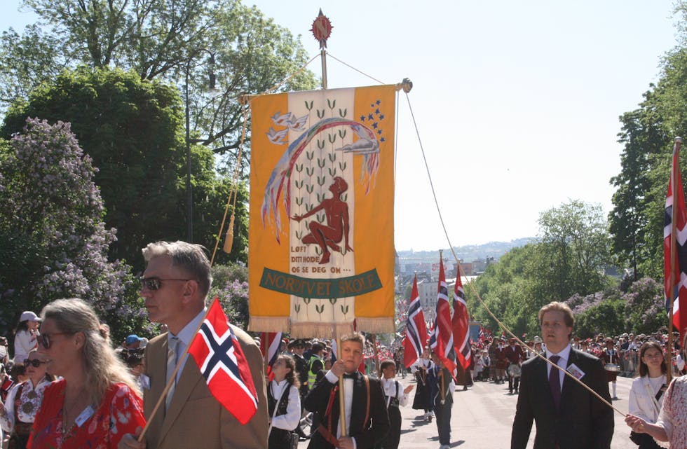 FØRSTE GRORUDDALSSKOLE: Nordtvet skole gikk som nummer fem i årets skoletog. De fyller 70 år i år. Jubilerende skoler får alltid gå tidlig i barnetoget for å feire litt ekstra.