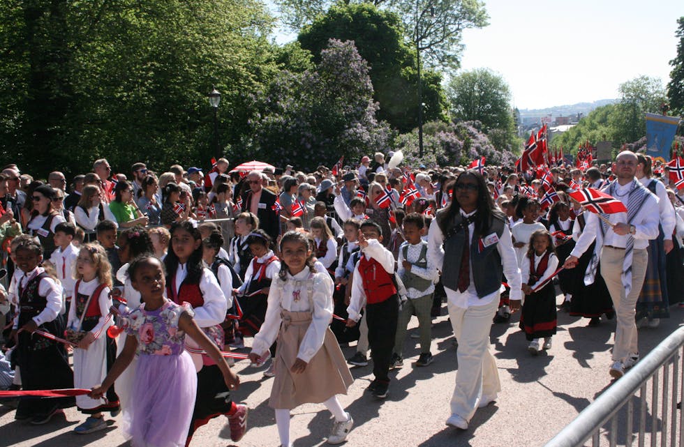 GØY Å GÅ TIDLIG: Å være en av de første skolene som går i barnetoget, er alltid gøy.
