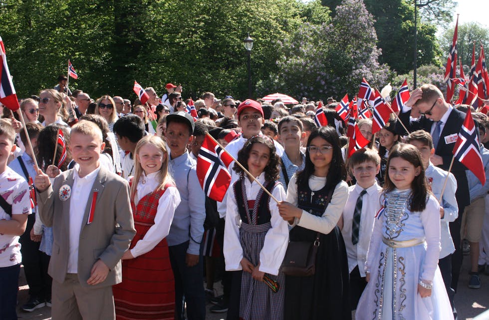 GLADE NORDTVET-ELEVER: Fornøyde 17. mai-feirende fra Nordtvet skole stopper opp et lite øyeblikk for å la avisas fotograf ta et bilde av dem i penstasen.