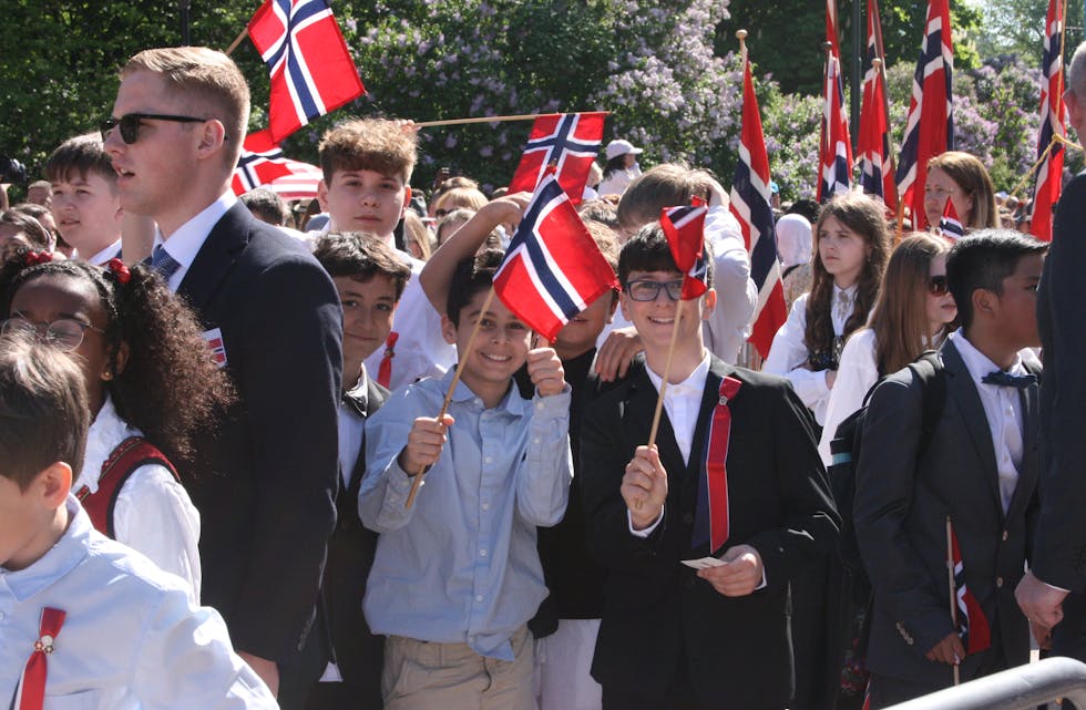 FORNØYDE GUTTER: Solskinn og ordentlige sommertemperaturer gjorde festdagen enda bedre for denne guttegjengen fra Nordtvet skole.