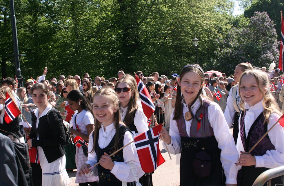HURRA: Blide Linderud-elever på vei mot slottet i det som kan kalles en liten rettelse fra fjorårets trøbbel.