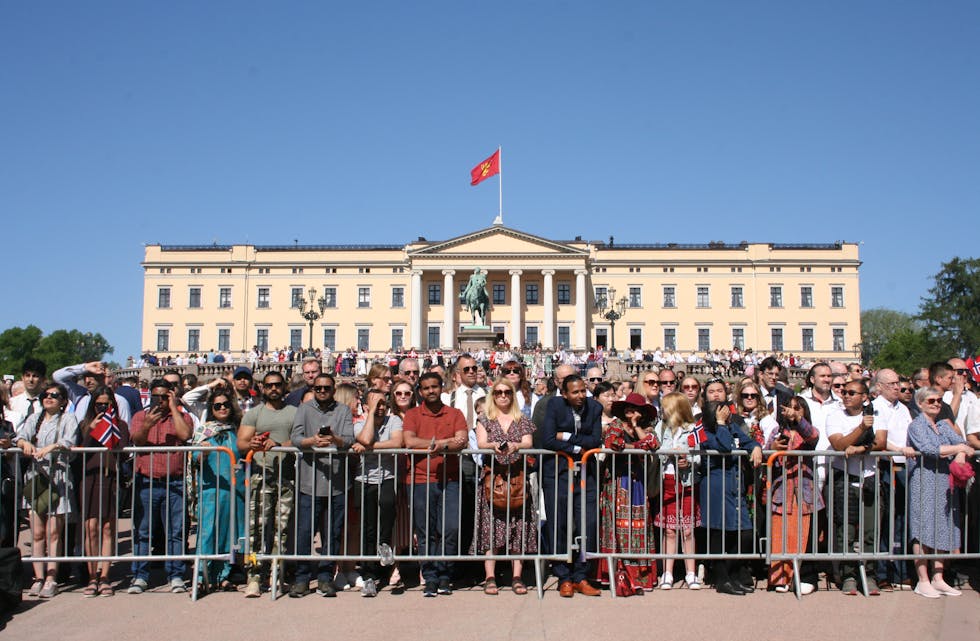 FULLSATT PUBLIKUM: Med Slottet i ryggen hadde mange stilt seg opp for å få med seg barnetoget.
