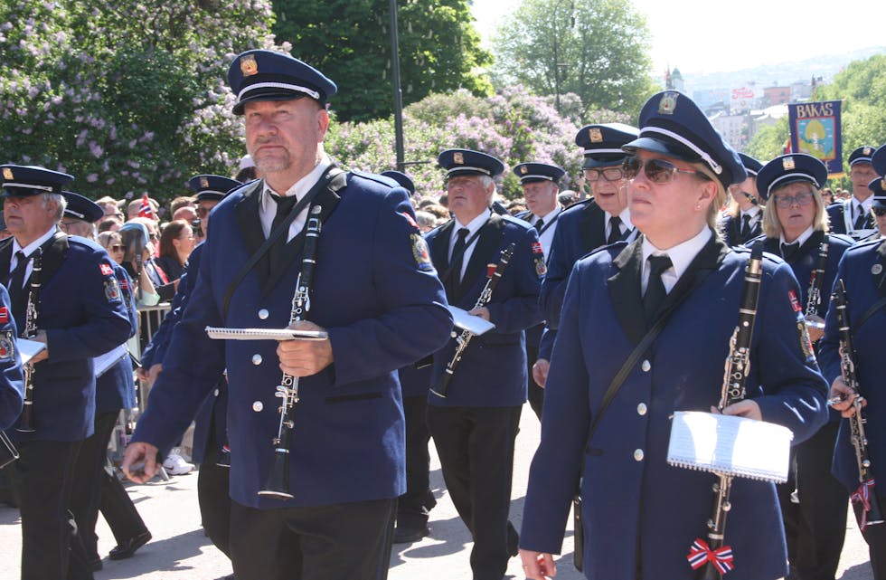 KORPSHJELP: Østensjø Janitsjar spilte mellom de to Ellingsrud-skolene.