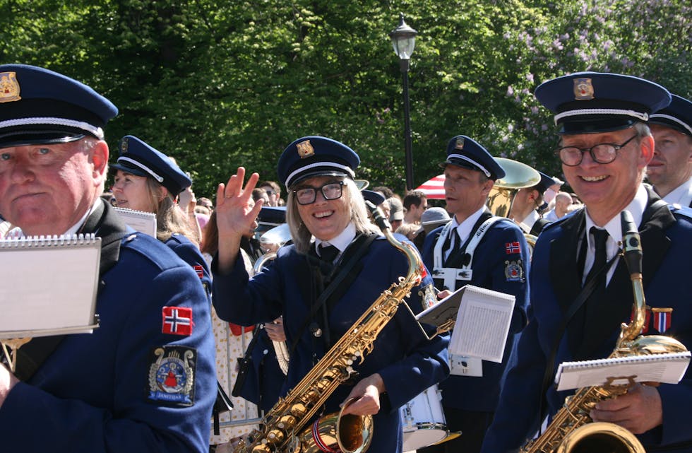 TID TIL ET VINK: Med et lite pauserom fra spillingen, fikk også musikantene i Østensjø Janitsjar muligheten til å vinke til publikum.