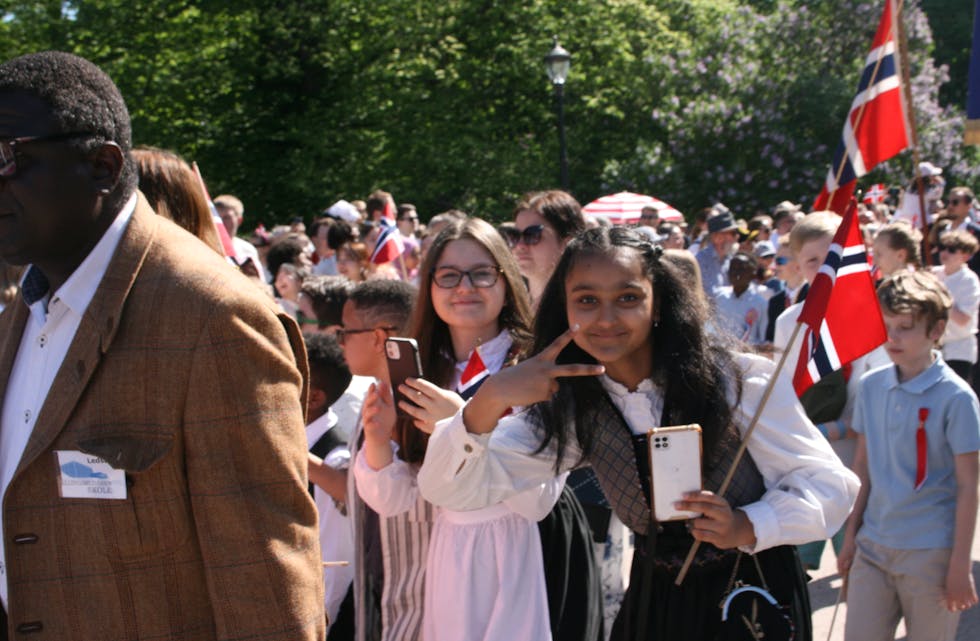 ELLINGSRUD REPRESENTERT: To av jentene fra Ellingsrudåsen skole poserer for kameraet.