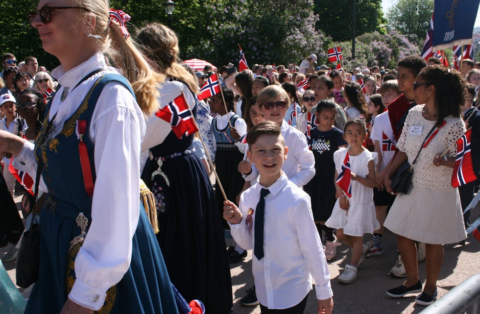 FLAGGET TIL TOPPS: Bakås skole gikk som skole nummer 17 i toget.