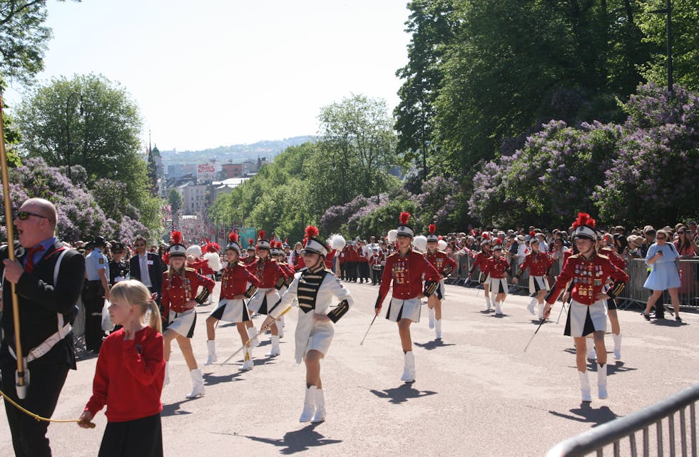 DRILLPIKENE IMPONERTE: Tonsenhagens drilltropp høstet applaus fra publikum da de viste fram ferdighetene.