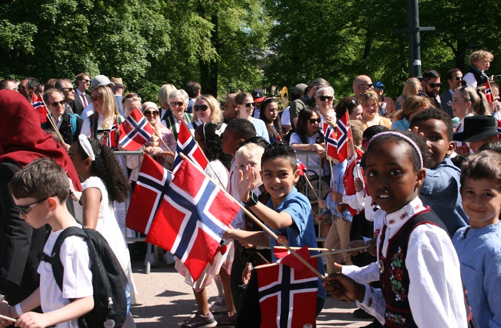 VIFT MED FLAGGENE: Flaggene skal vinkes med i 17. mai-toget. Her er det elever fra Vollebekk skole som viser hvordan det hele skal gjøres.