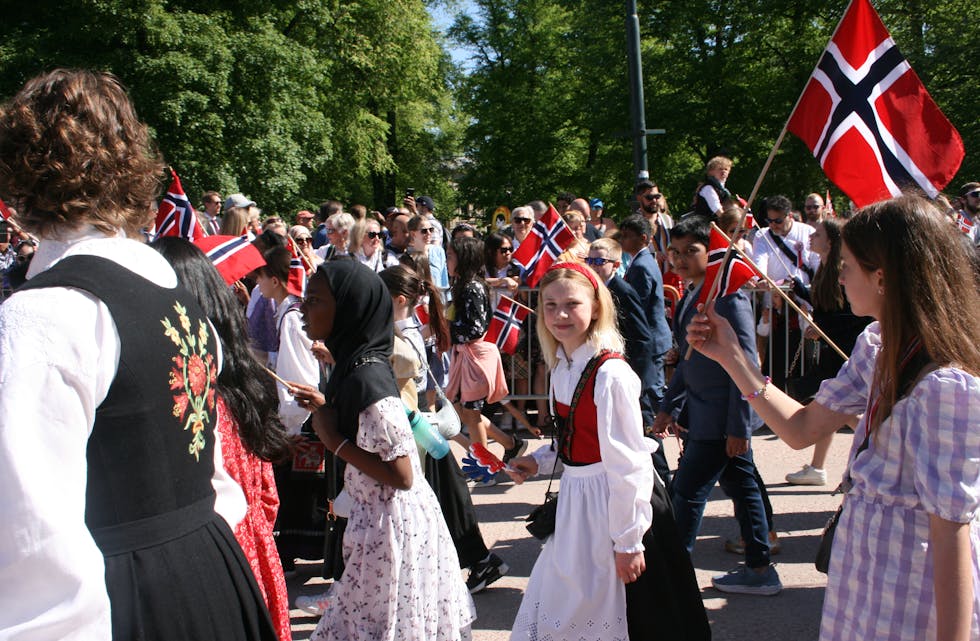 FESTKLEDDE: Elevene fra Vollebekk hadde pyntet seg pent for anledningen.