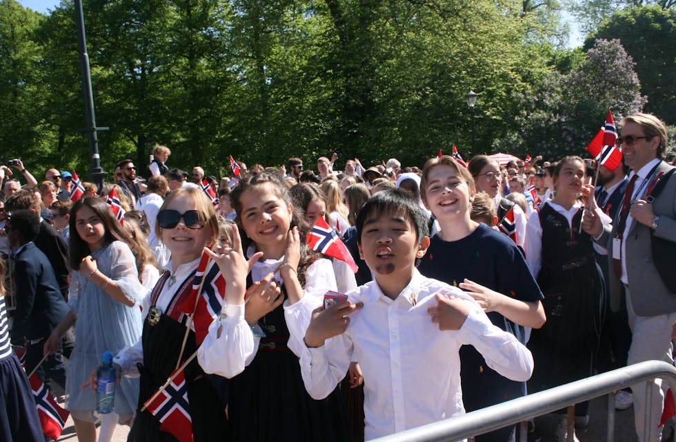 SMIL TIL KAMERA: Elever på Vollebekk skole smilte fornøyd til kamera.