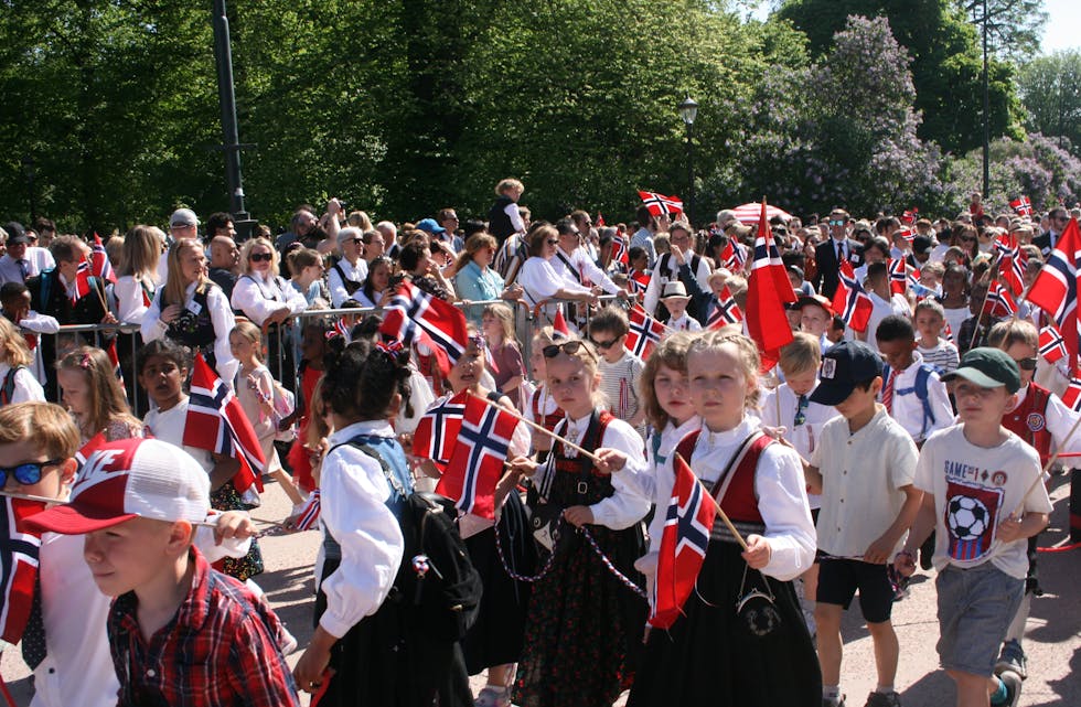 AMMERUDELEVENE KOSER SEG: Små og store fra Ammerud skole, som gikk som nummer 25, på vei opp mot Slottet.