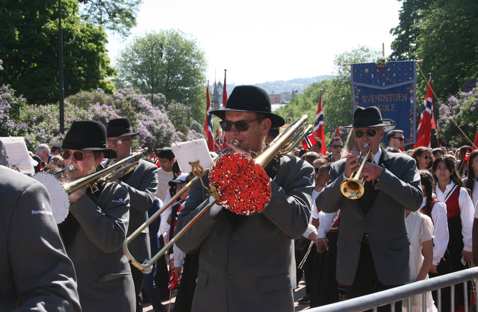 FESTPYNTET: Røde palljetter setter standarden i Romsås Janitsjar.