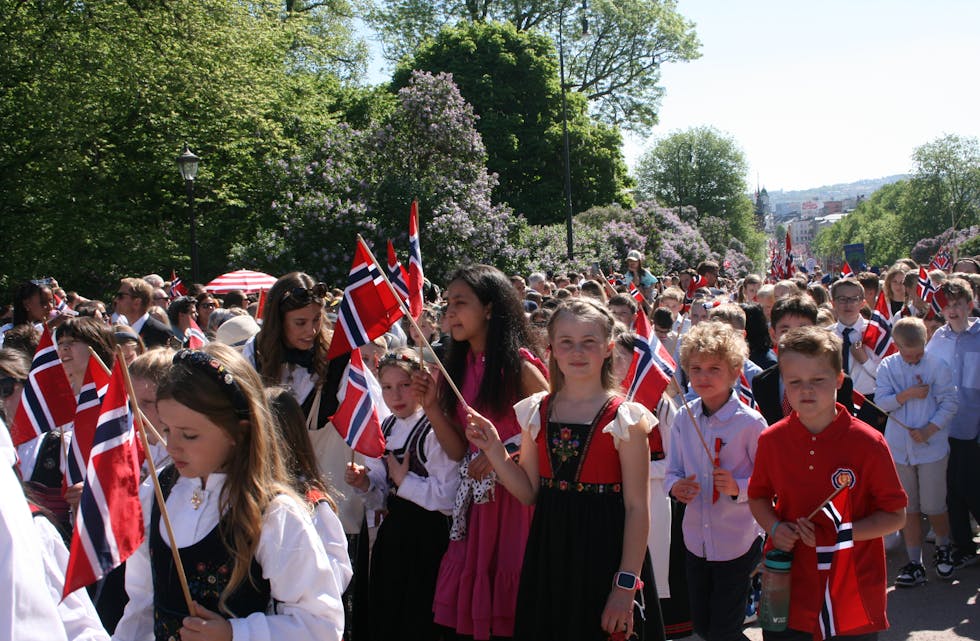 REFSTAD SKOLE: Denne jenta fra Refstad skole gjorde noe klokt når værmeldingen varslet at det kunne bli litt vel varmt for bunad – hun kjørte rett og slett en kortermet variant. Lurt!