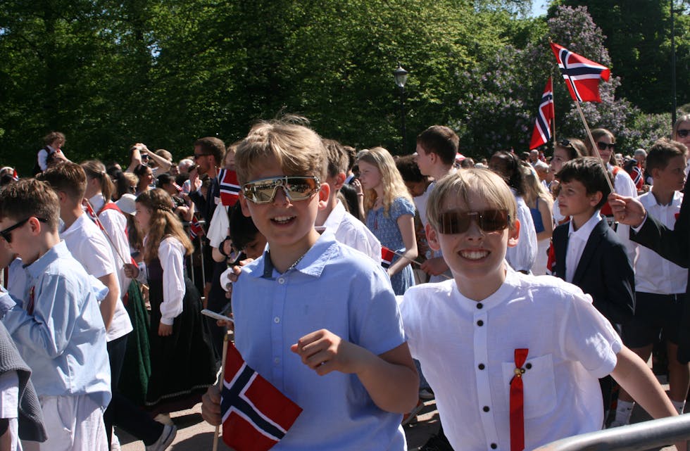 STOR STEMNING: Skikkelig store smil hos dise to karene fra Refstad skole.