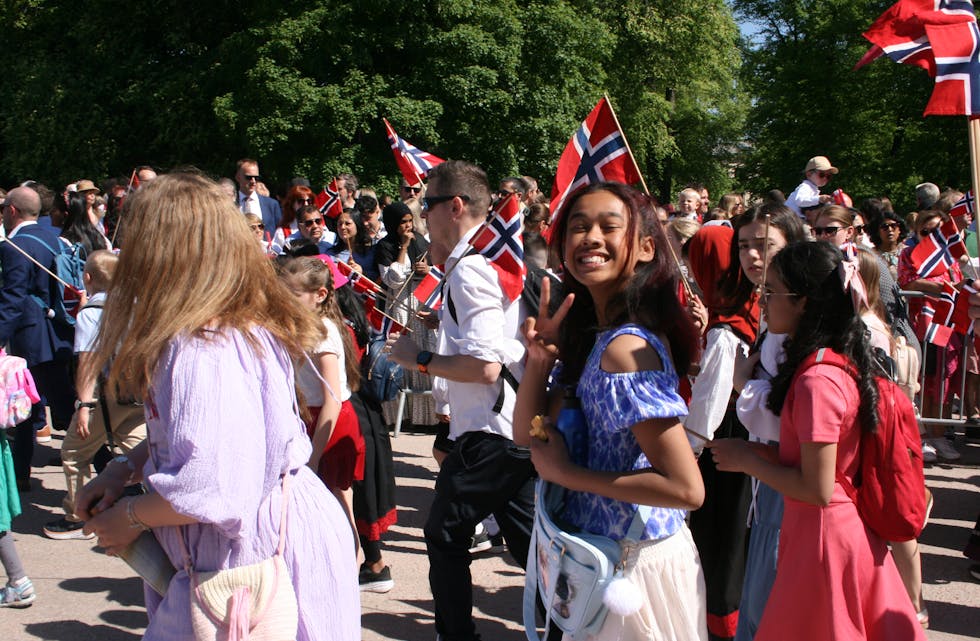 FORNØYDE I VARMEN: Smilet sier sitt! Årets 17. mai var bortimot perfekt. Denne jenta går på Stovner skole.