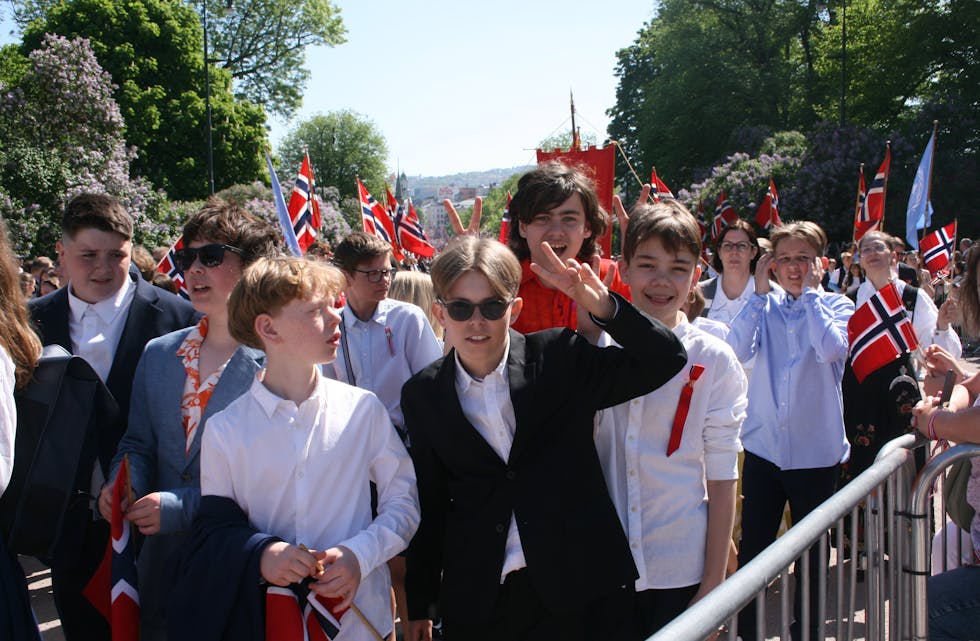 STRAMME KARER: Guttegjengen fra Årvoll skole koser seg i solskinnet.