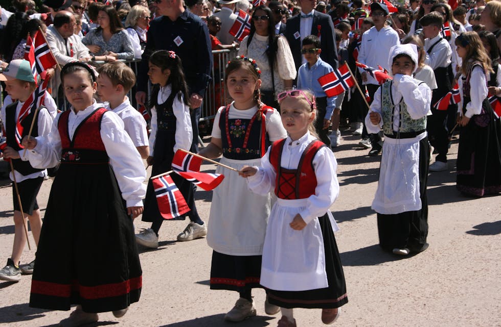 BRYN SKOLE: I barnebunad stormer elevene på Bryn skole frem.