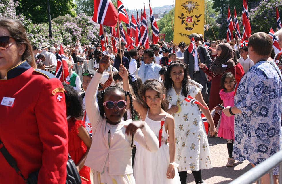HURRA-STEMNING: I barnetoget er det varmt, men flott. Jentene fra Furuset skole smiler bredt i solsteiken.